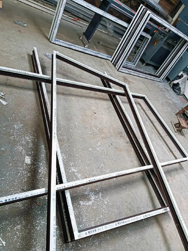 车间制作断桥铝门窗与铝合金推拉窗——门窗人的日常